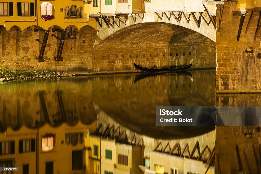 Gondoles flottant sous le pont de Ponte Vecchio à Florence, Italie - Photo de Arc - Élément architectural libre de droits