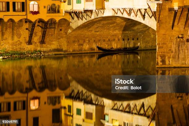 Photo libre de droit de Gondoles Flottant Sous Le Pont De Ponte Vecchio À Florence Italie banque d'images et plus d'images libres de droit de Arc - Élément architectural