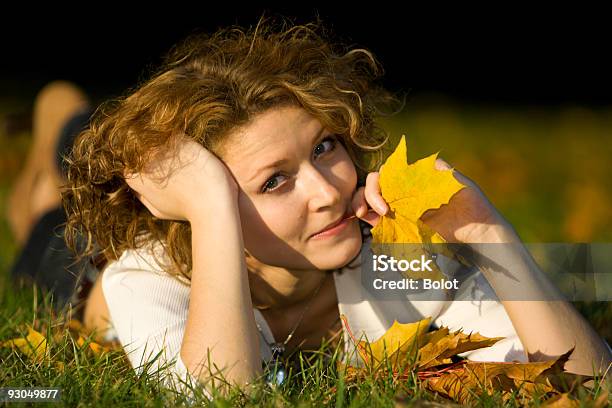 Photo libre de droit de Jeune Femme En Automne Parc banque d'images et plus d'images libres de droit de 20-24 ans - 20-24 ans, 25-29 ans, Activité de loisirs