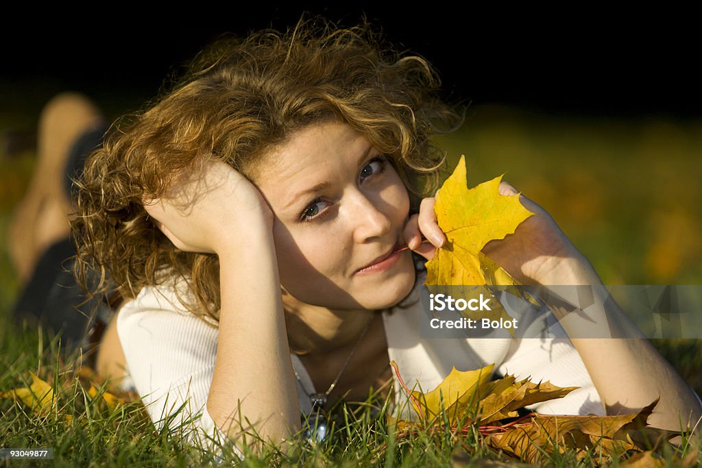 Giovane donna in autunno parco - Foto stock royalty-free di 20-24 anni