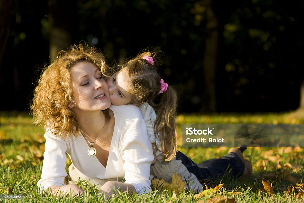 구슬눈꼬리 및 딸이다 지역에서 추절 공원 - 로열티 프리 20-24세 스톡 사진