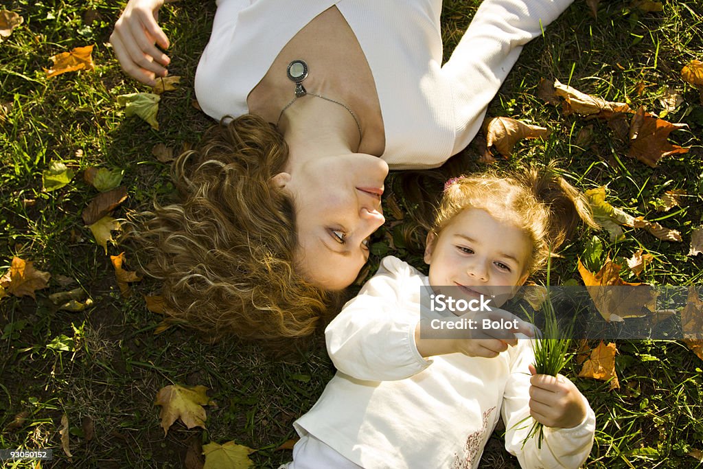Mère et fille dans le parc en automne - Photo de 20-24 ans libre de droits
