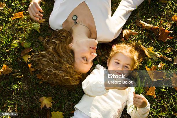 Photo libre de droit de Mère Et Fille Dans Le Parc En Automne banque d'images et plus d'images libres de droit de 20-24 ans - 20-24 ans, 25-29 ans, 4-5 ans