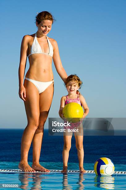 구슬눈꼬리 및 어린 딸이다 In 인피니티 수영장 20-24세에 대한 스톡 사진 및 기타 이미지 - 20-24세, 25-29세, 2명