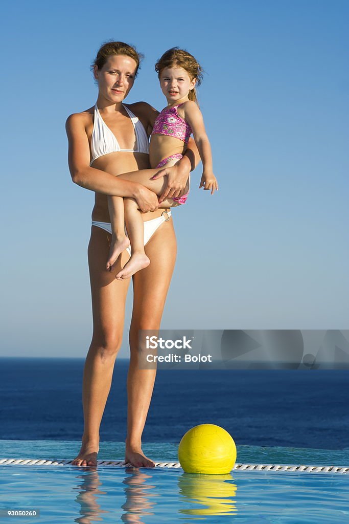 Mãe e filha pequena no Lago Infinito - Royalty-free 20-24 Anos Foto de stock
