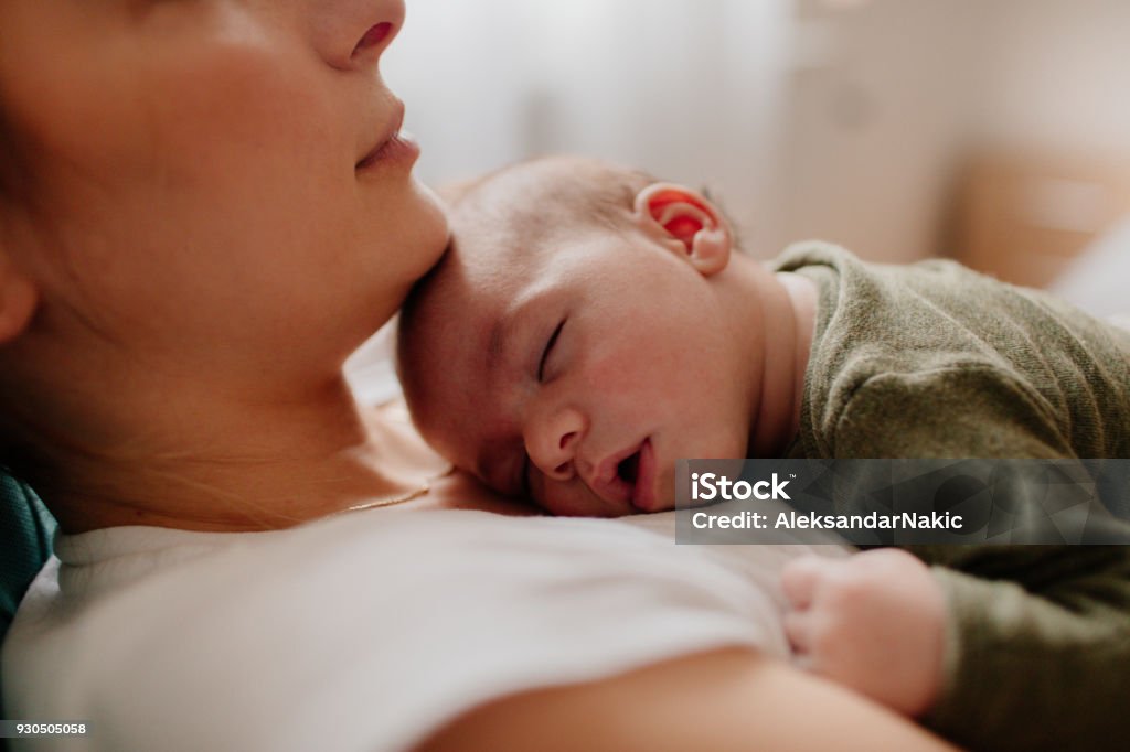 Setzen ihr Baby in den Schlaf Mutter - Lizenzfrei Baby Stock-Foto