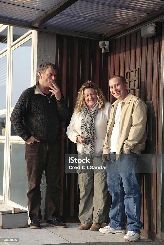 Tres trabajadores de oficina para fumadores fuera de - Foto de stock de Alegre libre de derechos