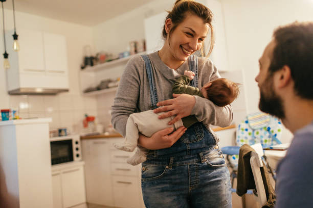 verbringt zeit mit unserem neuen familienmitglied - lullaby stock-fotos und bilder