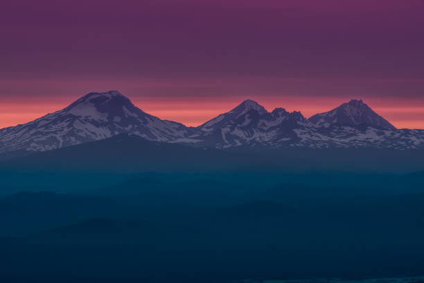 le tre sorelle al tramonto vicino a bend oregon - mt hood national park foto e immagini stock