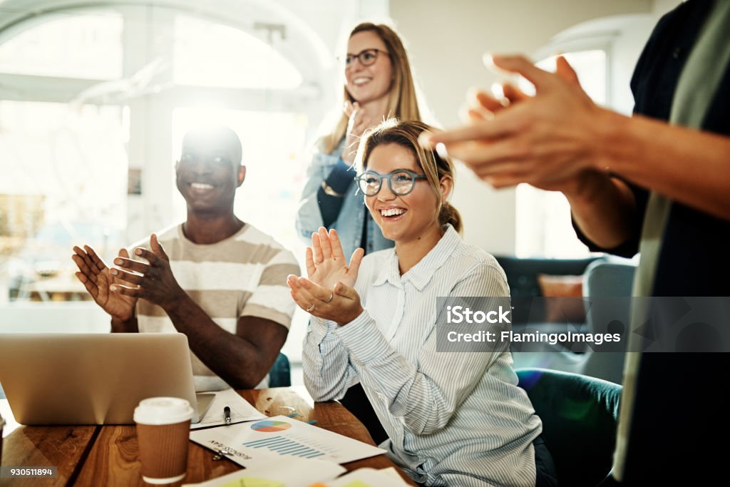 Diverse Bürokollegen lächelnd und klatschten bei einem Büro-treffen - Lizenzfrei Büro Stock-Foto