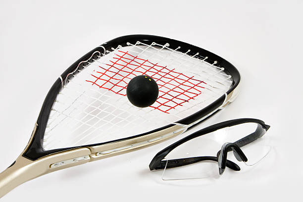 squash-schläger, ball und sicherheit gläser - squash racket stock-fotos und bilder