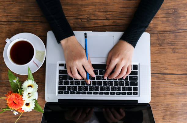 istock Business woman with a notebook 930515026