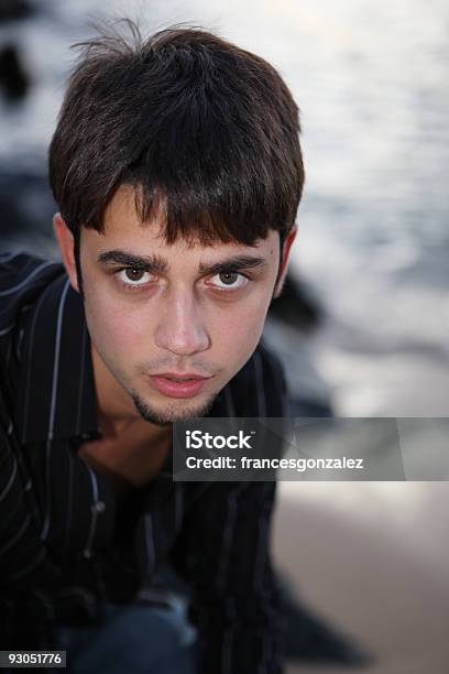 Al Aire Libre Retrato De Un Joven Feliz Exitoso Hombre Sonriente Atractivo Foto de stock y más banco de imágenes de 20 a 29 años