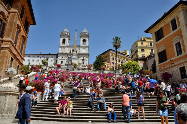 foule de touristes sur la piazza di spagna dans l’escalier monumental de rome.the de 135 marches entre la piazza di spagna à la base et la piazza trinita dei monti. rome, italybeautiful français d’église la trinita dei monti et azalée violette - piazza di spagna spanish steps church trinita dei monti photos et images de collection