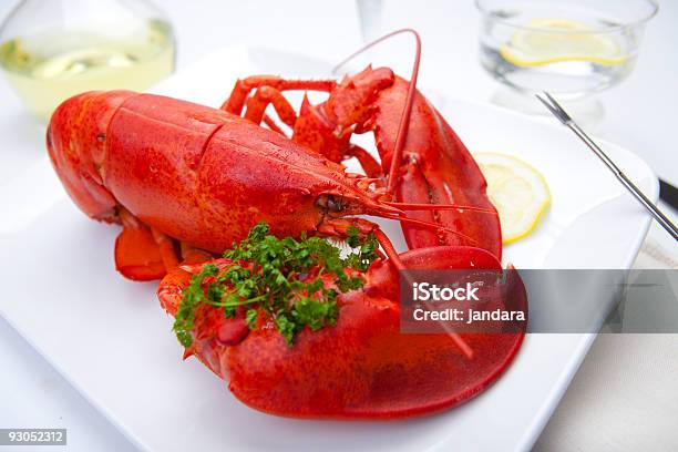 Photo libre de droit de Red Lobster Dans Une Assiette banque d'images et plus d'images libres de droit de A la mode - A la mode, Aliment, Aliment cuit à l'eau