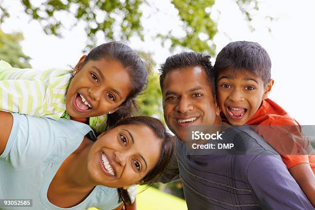 Młody Indyjski Rodzinne Zabawy Na Świeżym Powietrzu - zdjęcia stockowe i więcej obrazów 30-39 lat