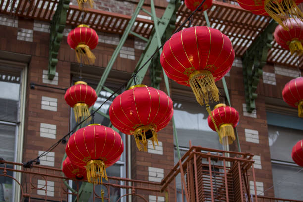 фонари чайнатауна в сан-франциско, калифорния - chinatown san francisco chinatown san francisco county cityscape стоковые фото и изображения