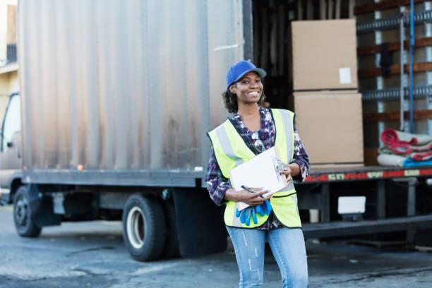 femme afro-américaine de camion de livraison, avec le presse-papier - moving house physical activity moving van box photos et images de collection