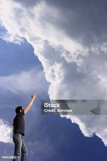 Atingindo Por Nuvens - Fotografias de stock e mais imagens de Alcançar - Alcançar, Ambiente dramático, Aspiração