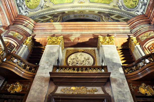 altes regal mit den büchern in der österreichischen nationalbibliothek. - palace vienna indoors museum stock-fotos und bilder