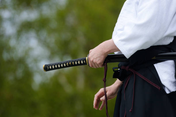 aikido con il tradizionale combattente spada giapponese - foto stock