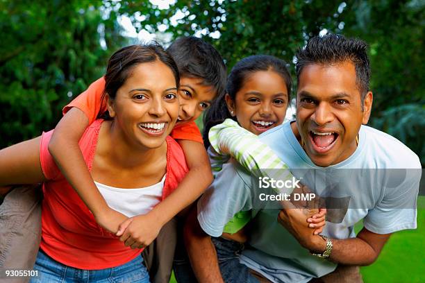 Foto de Indian Casal Dando Levando Para Crianças Em Um Parque e mais fotos de stock de Brincar