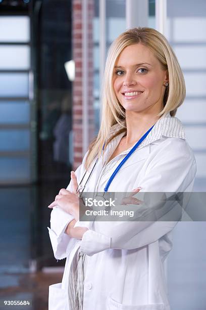 Junge Ärztin Stehen In Einem Modernen Büro Stockfoto und mehr Bilder von Arzt - Arzt, Attraktive Frau, Berufliche Beschäftigung