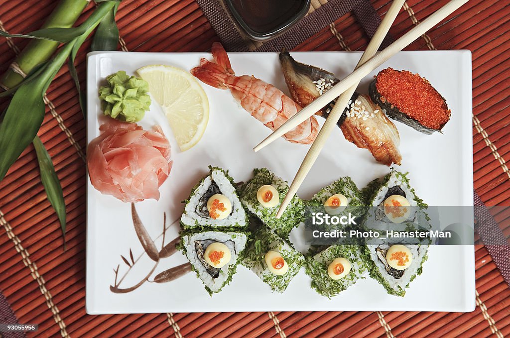 Rotoli di sushi e bambù - Foto stock royalty-free di Alchol