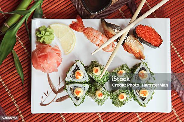 Rotoli Di Sushi E Bambù - Fotografie stock e altre immagini di Alchol - Alchol, Alimentazione sana, Bacchette cinesi