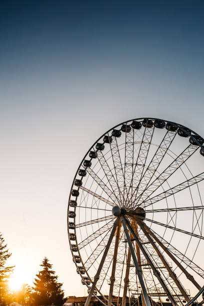 ruota panoramica contro il cielo blu - ferris wheel wheel oktoberfest carnival foto e immagini stock