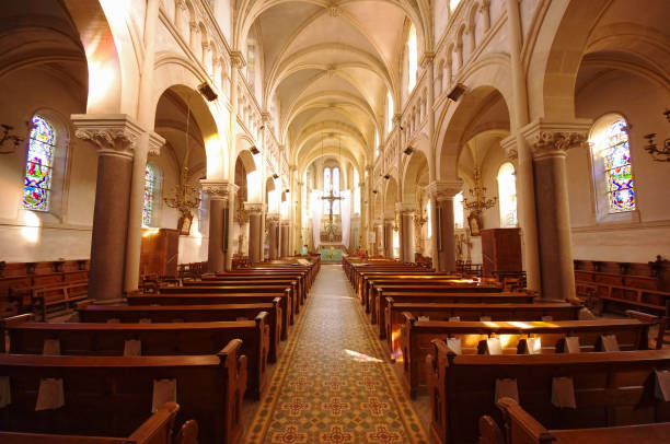 pequeña iglesia católica - cathedral church indoors inside of fotografías e imágenes de stock