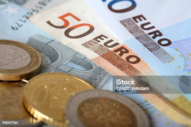 Billetes De Euro Foto de stock y más banco de imágenes de Actividades bancarias - Actividades bancarias, Billete de banco, Blanco - Color