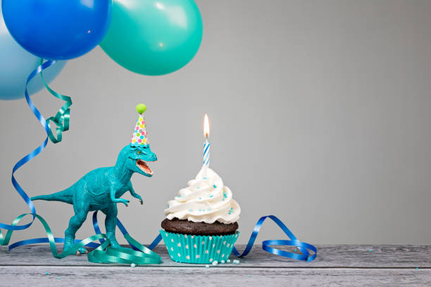 fiesta de cumpleaños de dinosaurio azul - ribbon nobody cupcake celebration fotografías e imágenes de stock