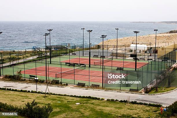 Cancha De Tenis Foto de stock y más banco de imágenes de Cielo - Cielo, Color - Tipo de imagen, Deporte