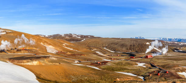 isländische landschaft mit geothermie-kraftwerk-station und rohre im tal, see myvatn und krafla-vulkan-umgebung, island - iceland hot spring geothermal power station geyser stock-fotos und bilder