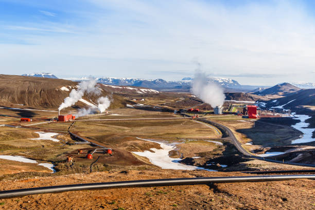 isländische landschaft mit geothermie-kraftwerk-station und rohre im tal, myvatn see umgebung, island - iceland hot spring geothermal power station geyser stock-fotos und bilder