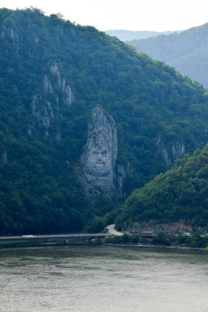 scultura rupente di decebalus king. porte di ferro sul fiume dunabe. parco nazionale di djerdap. confine serbia - romania. - danube river serbia ravine romania foto e immagini stock