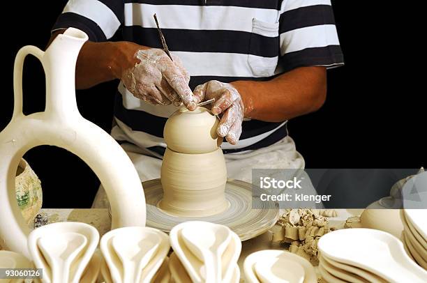 Mãos De Homem Tomada De Panela De Barro Na Roda - Fotografias de stock e mais imagens de Ajustar - Ajustar, Arte, Arte e Artesanato - Arte visual