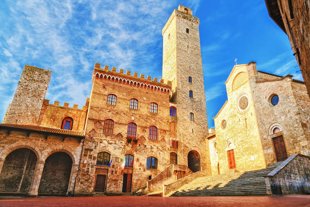 vista pintoresca de la famosa piazza del duomo de san gimignano al atardecer, toscana, ital - san gimignano fotografías e imágenes de stock