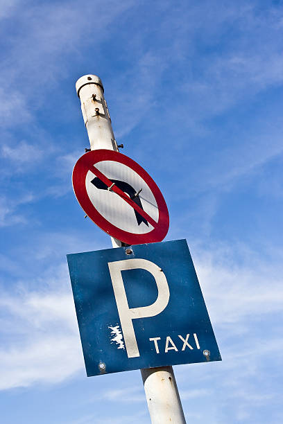 road soupirs - parking sign taxi taxi sign cloud photos et images de collection