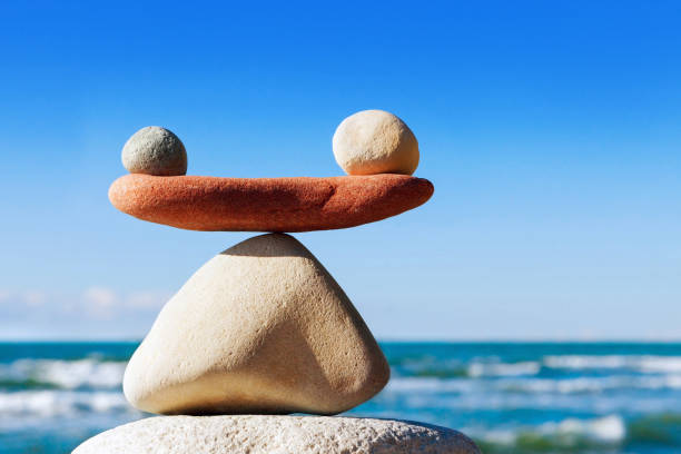 concetto di armonia ed equilibrio. bilancia le pietre contro il mare. - perfection nature balance stone foto e immagini stock