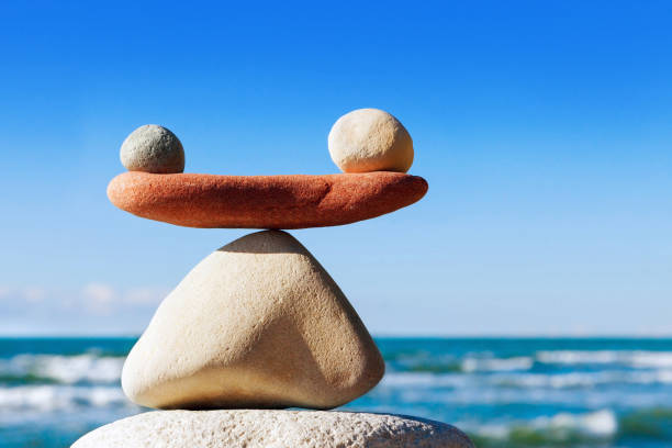 concept of harmony and balance. balance stones against the sea. - balance simplicity nature beach imagens e fotografias de stock