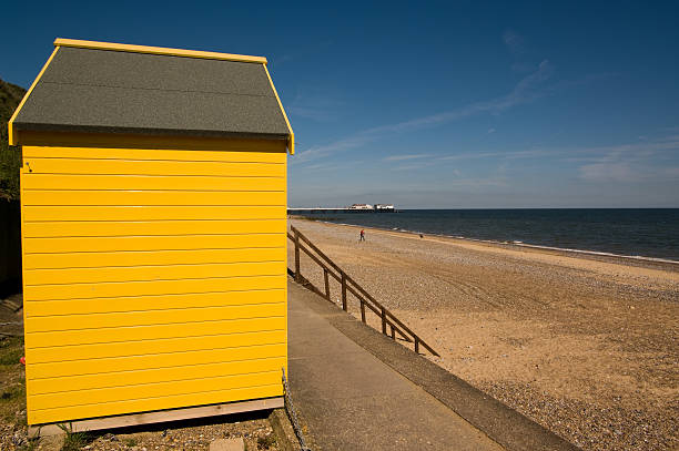 노란색 오두막 해변 - beach hut beach cromer hut 뉴스 사진 이미지