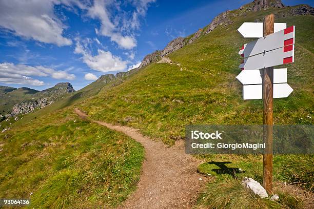 Paisaje De Alpine Ruta Y Blanco Con La Señal En El Verano Alpes Dolomíticos Foto de stock y más banco de imágenes de Alpes Dolomíticos