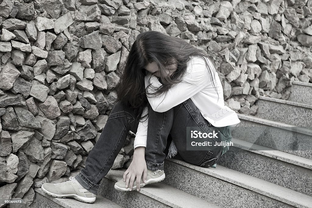 Adolescentes problemas. Joven mujer sola en la ciudad - Foto de stock de Adolescencia libre de derechos