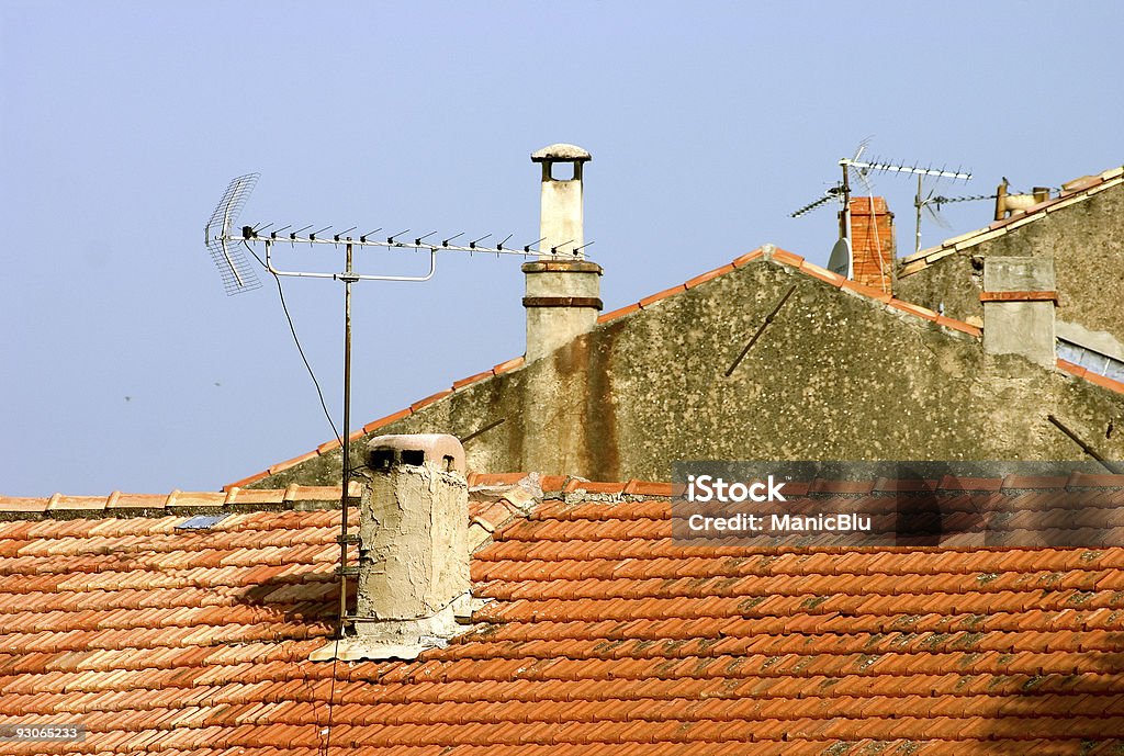 Telhados, chaminés, antennas - Foto de stock de Antena - Equipamento de telecomunicações royalty-free