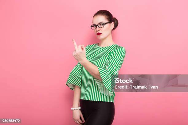 Geschäftsfrau Mit Haar Bun Stockfoto und mehr Bilder von Aushilfsverkäufer - Aushilfsverkäufer, Brille, Brötchen