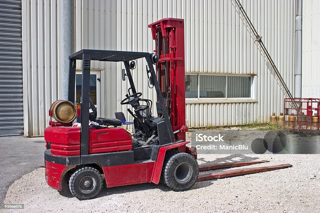 Carretilla elevadora rojo - Foto de stock de Carretilla elevadora libre de derechos