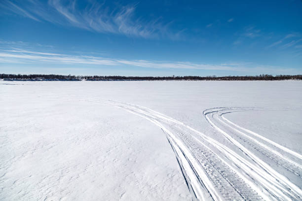 снегоходы на замерзшем озере - snowmobiling adventure snow travel стоковые фото и изображения