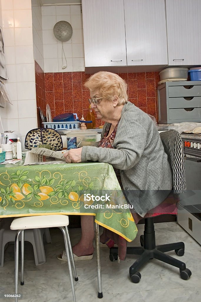Mujer de edad avanzada - Foto de stock de Piso - Residencia libre de derechos